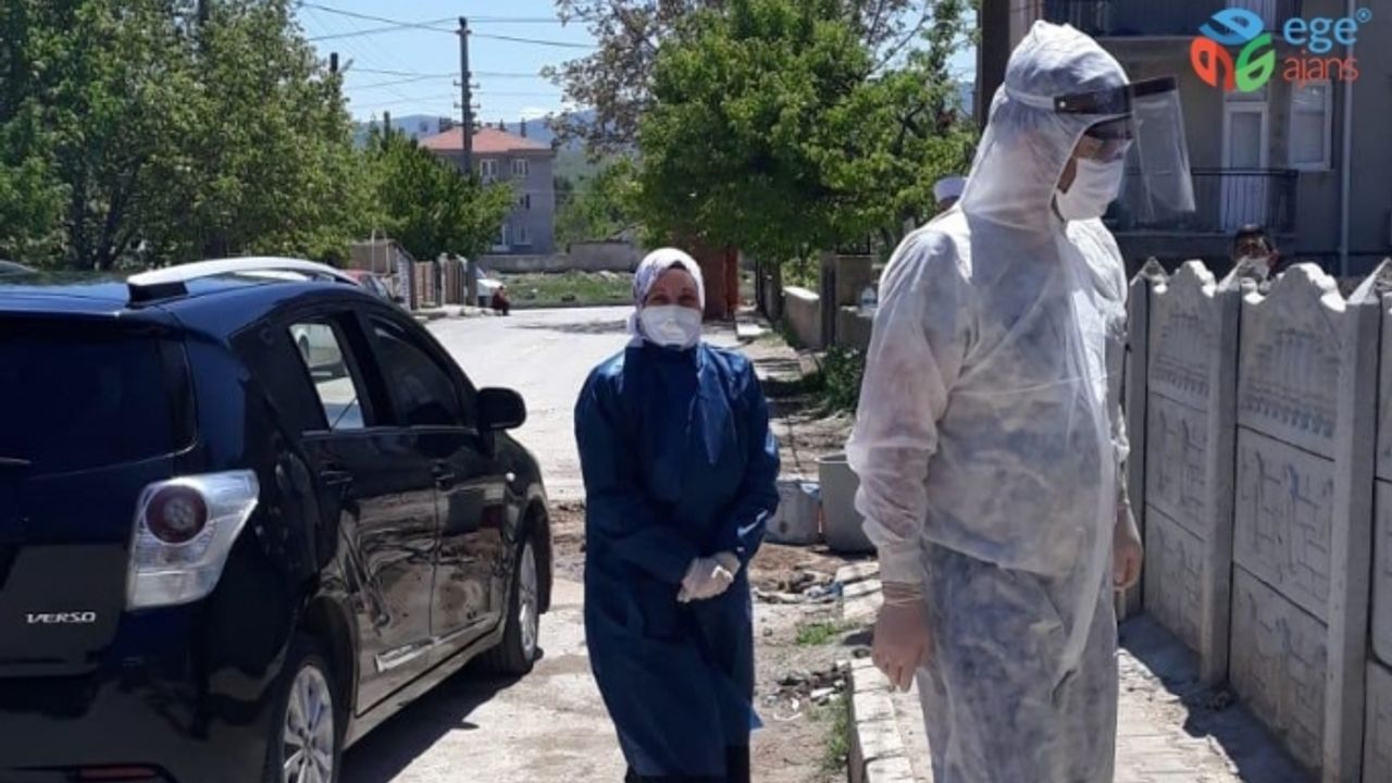 Covid-19 tedavisi gören sağlık çalışanı annesini kurbanlar keserek karşıladı