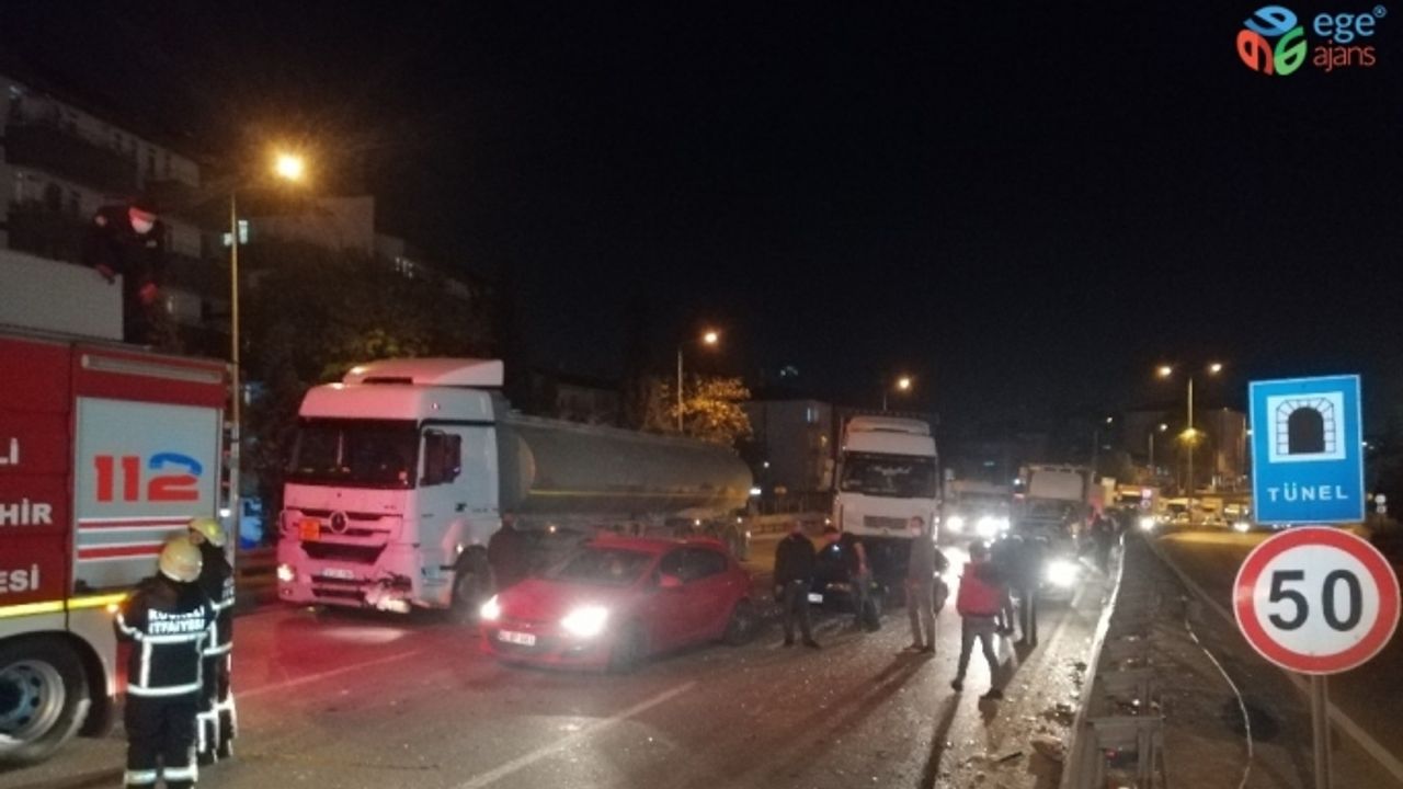 D100’de karayolunda karşı şeride geçen otomobil 2 araca çarptı: 1’i ağır 3 yaralı