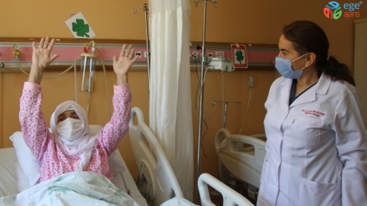 Felçli kadın ’mekanik trombektomi’ yöntemiyle yeniden hayata tutundu