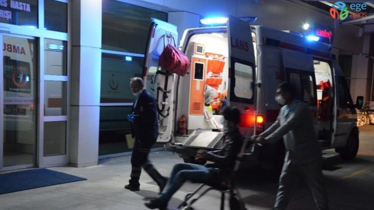 Kontrolden çıkan motosiklet yolda yürüyen yayaya çarptı: 3 yaralı