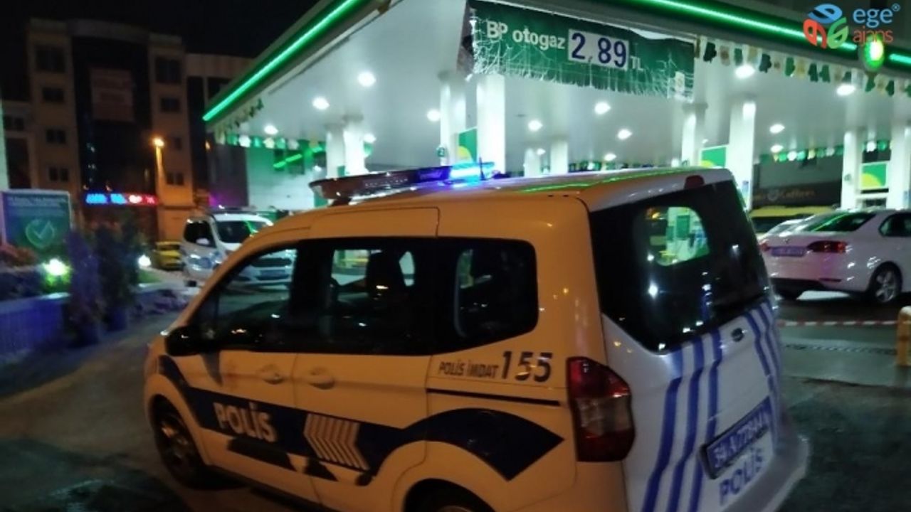 Küçükçekmece’de tekeri patlayan otomobil benzinlikteki markete girdi