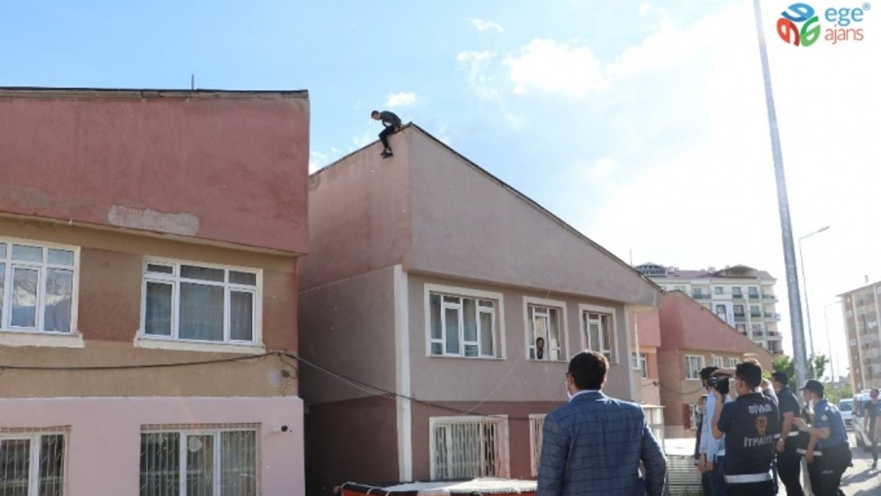 Meraklı vatandaşlar intihar girişimini sosyal medyadan canlı yayınladı