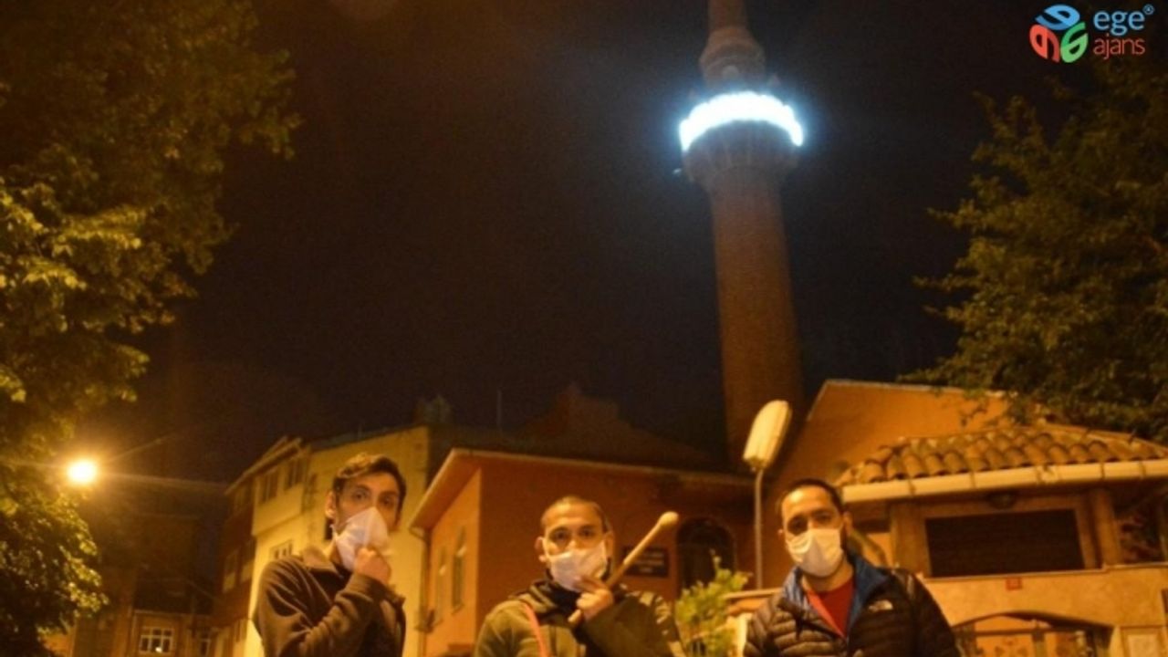 (ÖZEL) Davul çalıp, ilahi ve mani söyleyen ramazan davulcuları Tophane Geleneğini sürdürüyor