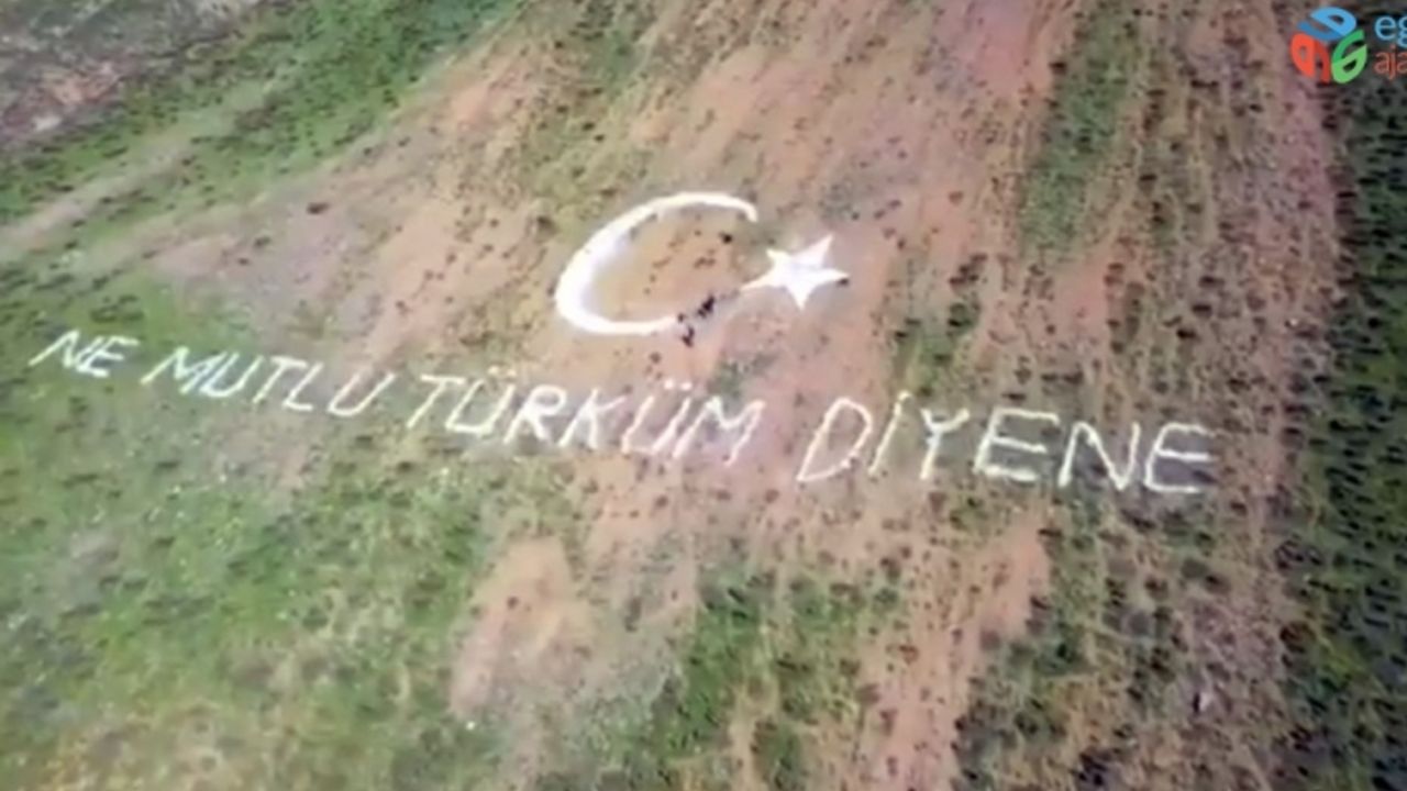 Terörden temizlenen dağlara Mehmetçik’ten devasa "Ay yıldız"