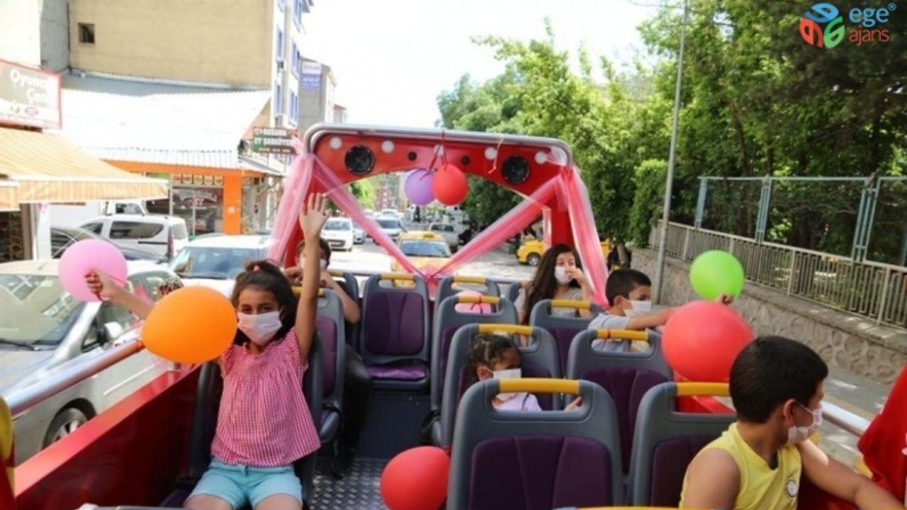 Tunceli’de 14 yaş altına tur otobüsüyle şehir turu