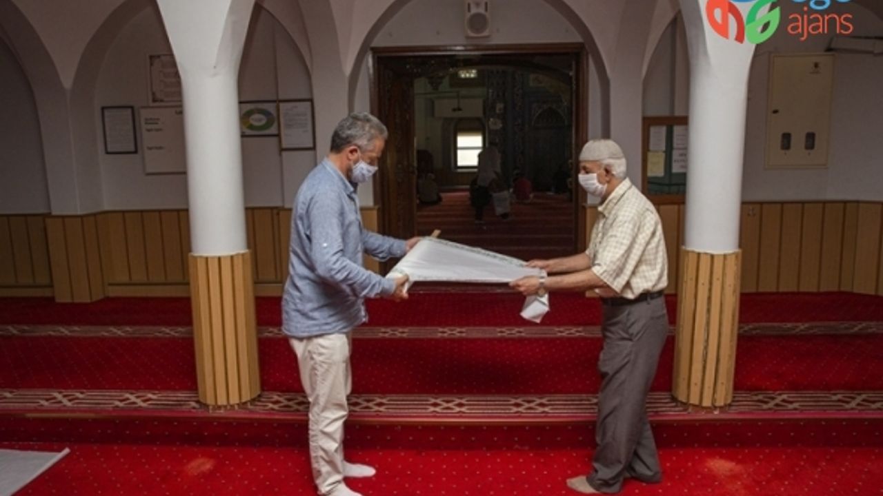 Çiğli Belediyesi’den camilere tek kullanımlık seccade