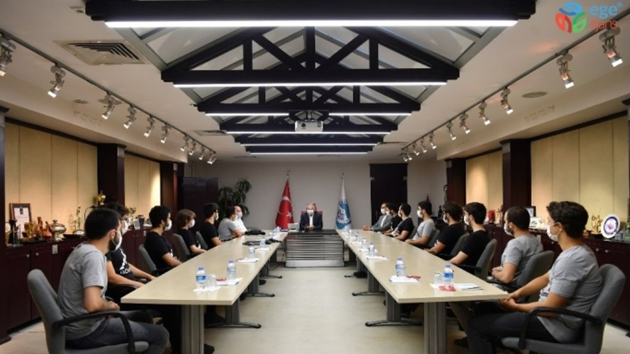 Başkan Büyükkılıç, İTÜ’nün İHA Takımına üye başarılı öğrencileri makamında kabul etti.