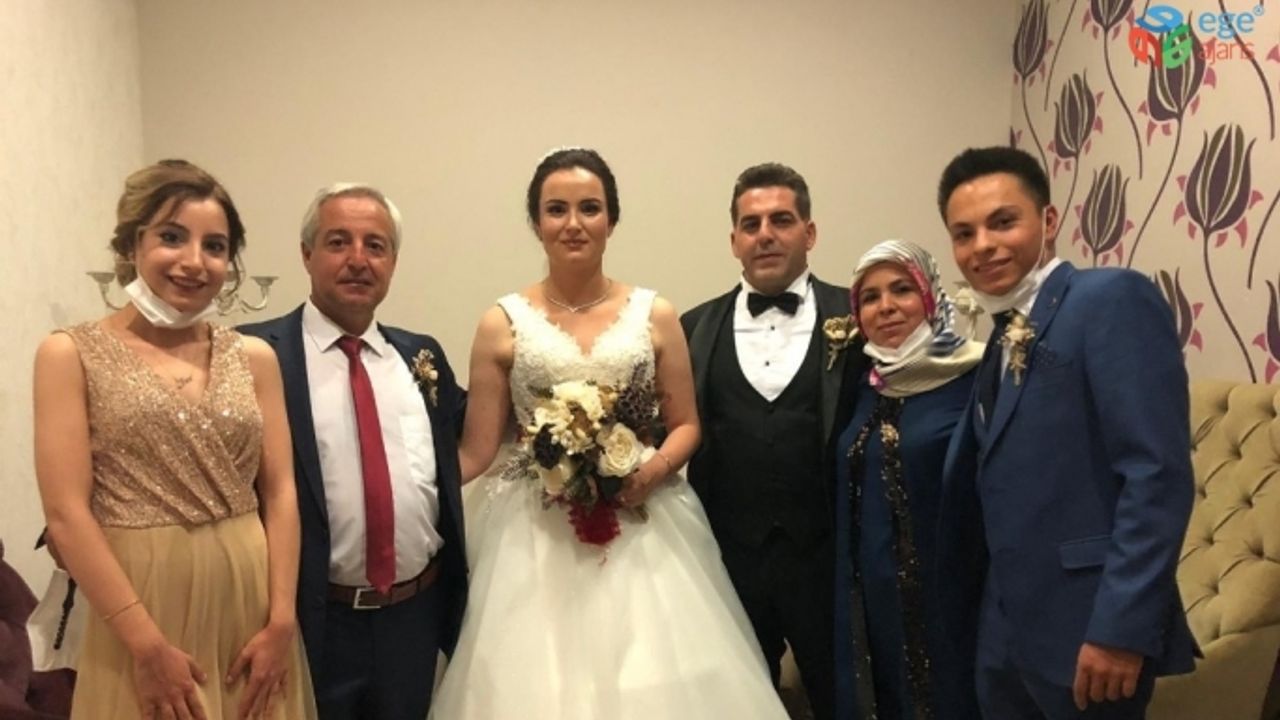 Gelin ve damada altın yerine rende ve süzgeç taktılar