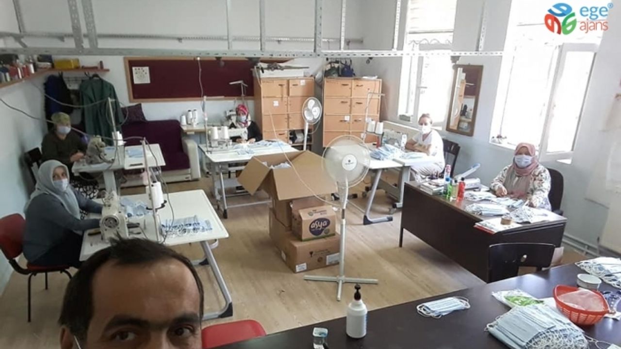 Gölyaka Halk Eğitim Merkezi bu sefer öğrenciler için maske dikiyor