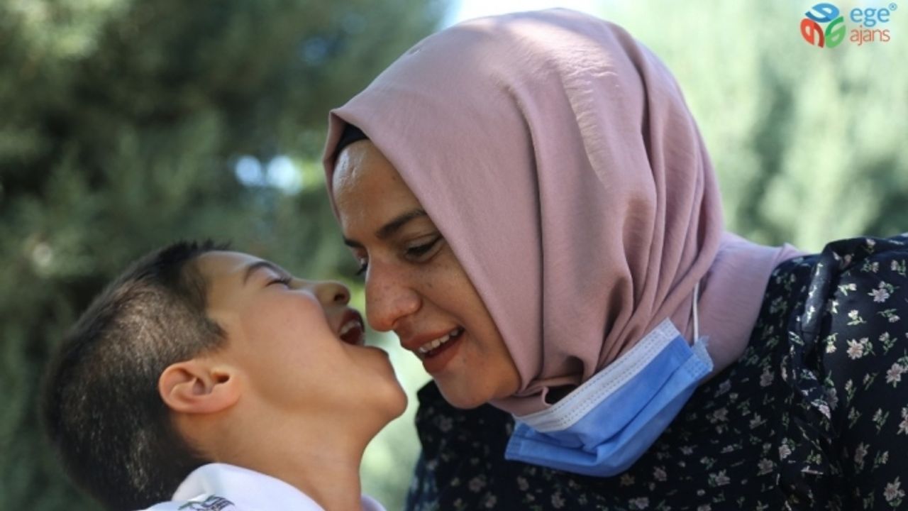 Oğlunun sağlığına kavuşması için her fırsatta Türkiye’nin yolunu tutuyor