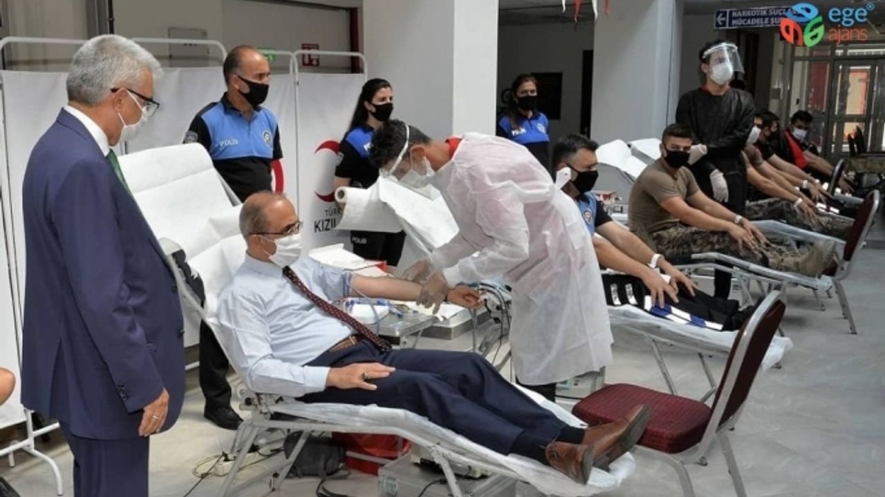 Polisten Kızılay’a kan desteği