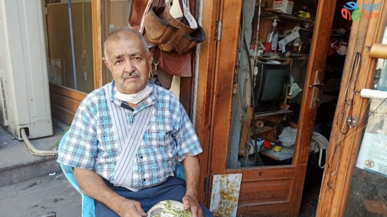 32 yıldır aynı köşede futbol topu tamir ediyor