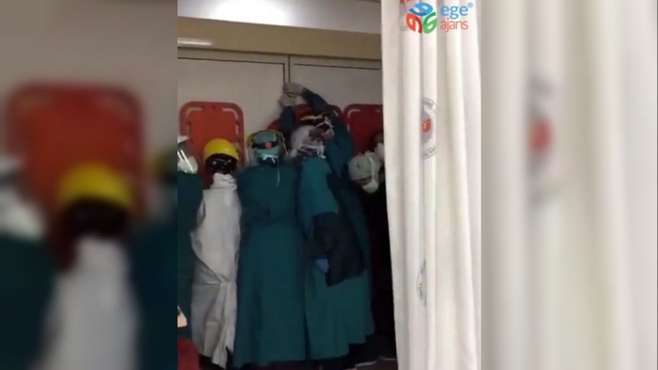 Acil serviste hayatını kaybeden kişinin yakınları hastaneyi bastı, sağlık çalışanları sedyeyle korunmaya çalıştı