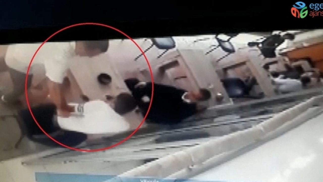 Akli dengesi yerinde olmayan saldırgan çay içen şahsı defalarca böyle bıçakladı