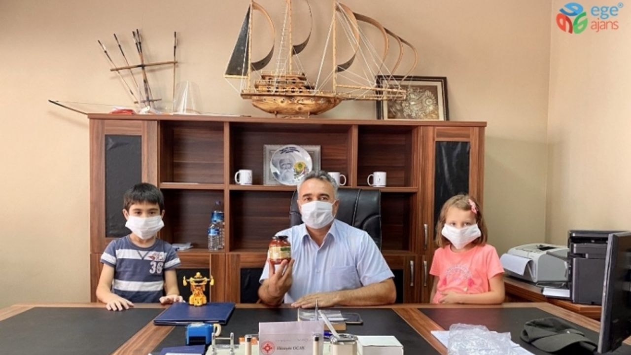 Annelerin yaptığı el yapımı salçalarla İl Milli Eğitim Müdürü Çelik’i ziyaret ettiler
