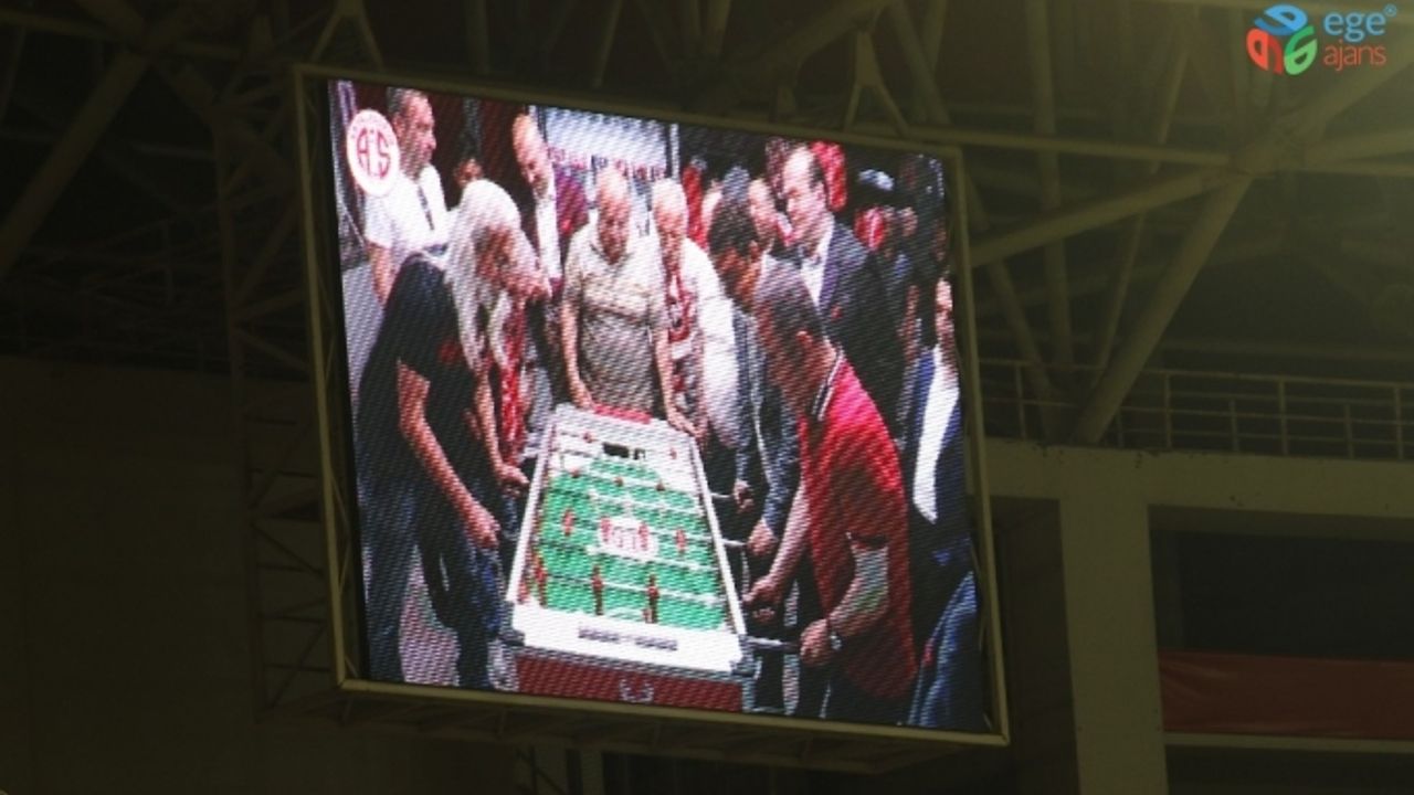 Antalyaspor, galibiyeti Başkan Böçek ve Taşgın’a armağan etti