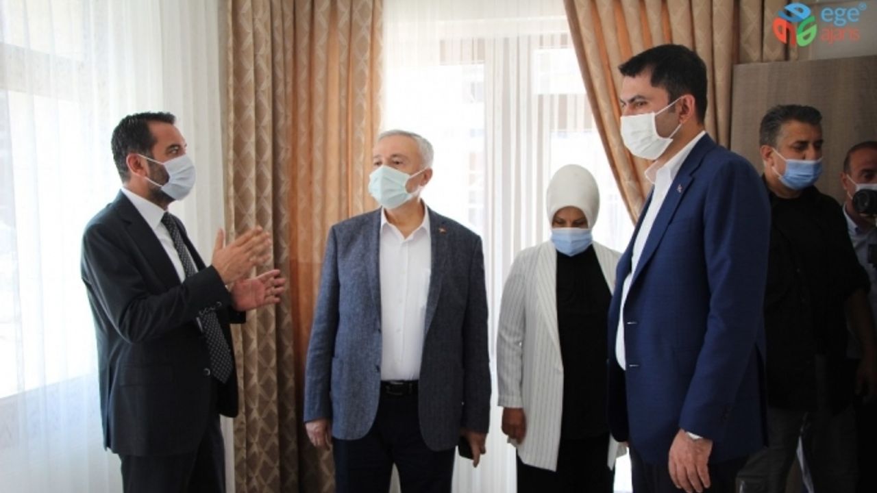 Bakan Kurum, şantiyeye dönen Elazığ’da deprem konutlarını inceledi