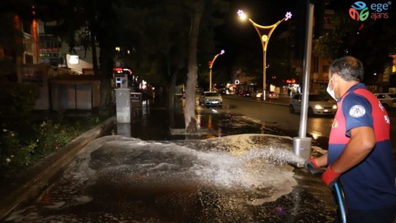 Belediye ekipleri Covid-19 önlemleri kapsamında caddeleri dezenfekte etti