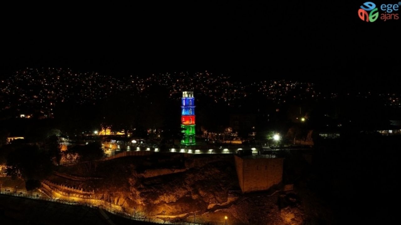 Bursa’nın tarihi sembolü Tophane Saat Kulesi Azerbaycan’ın renklerine büründü