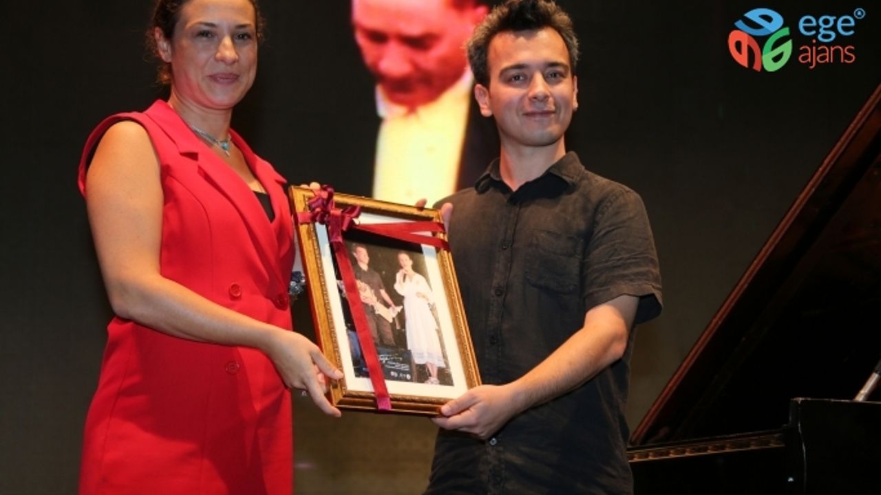 Efes Selçuk’ta barış güvercinleri Dengin Ceyhan’ın melodileri ile uçtu