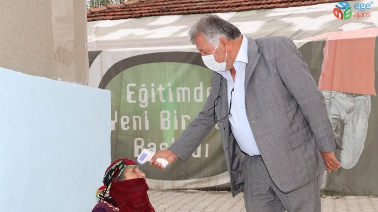 Elinde maskesi ve ateş ölçeriyle kapı kapı dolaşıyor