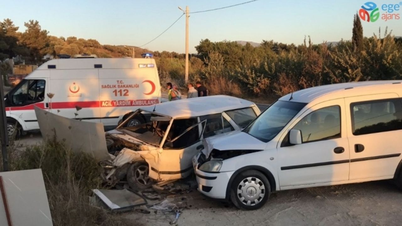 Kuşadası’nda iki otomobil kafa kafaya çarpıştı, 2 yaralı
