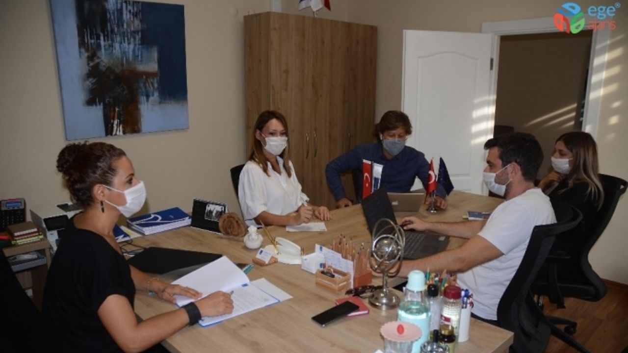 Kuşadası’nda yaşayan otizmli bireylerin ailelerine uzaktan eğitim desteği