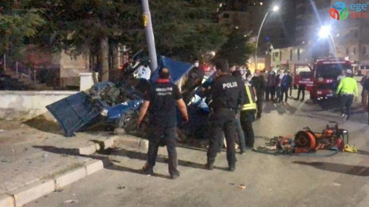 Otomobil önce yayaya sonra elektrik direğine çarptı:1 ölü 2’si ağır 4 yaralı