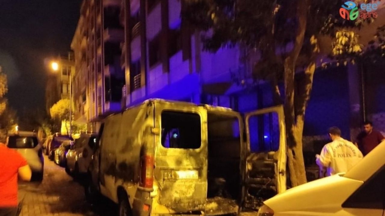Panelvan minibüs sokak ortasında alev alev yandı