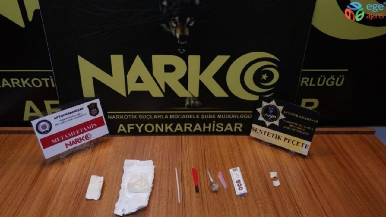 Polis durdurduğu araçlarda uyuşturucu ve ruhsatsız silahla yakaladı