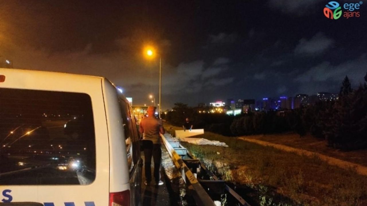 TEM otoyolu üzerinde yolun karşısına geçmeye çalışan 2 kişiye otomobil çarptı: 1 ölü 1 yaralı