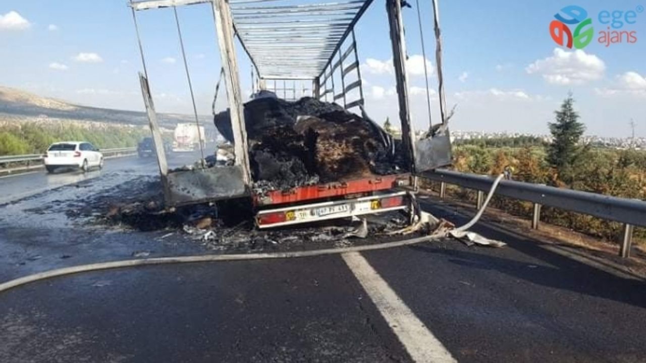 Ambalaj malzemesi taşıyan tır seyir halindeyken alev aldı
