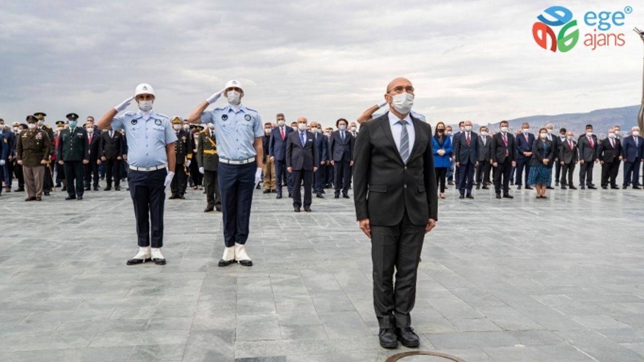 Cumhuriyet Bayramı kutlamaları çelenk töreniyle başladı