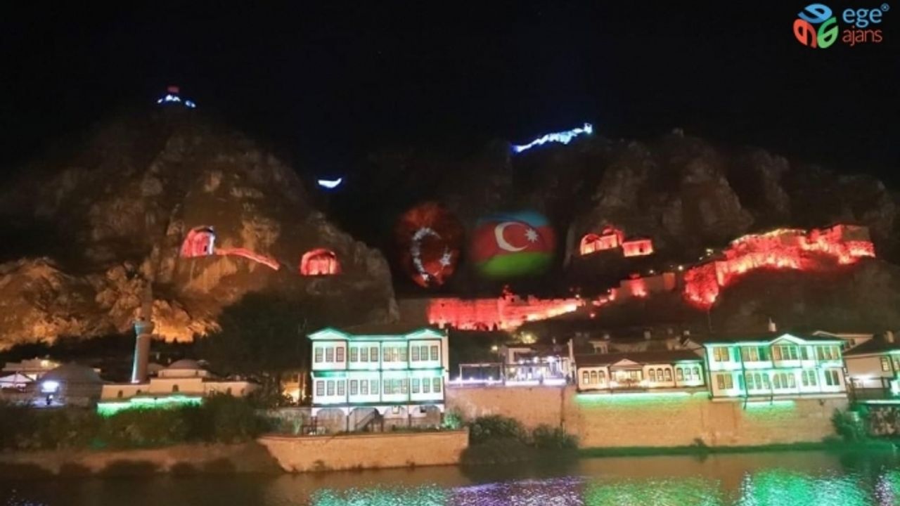 Harşena Dağı kırmızı, yeşil ve mavi renklere büründü