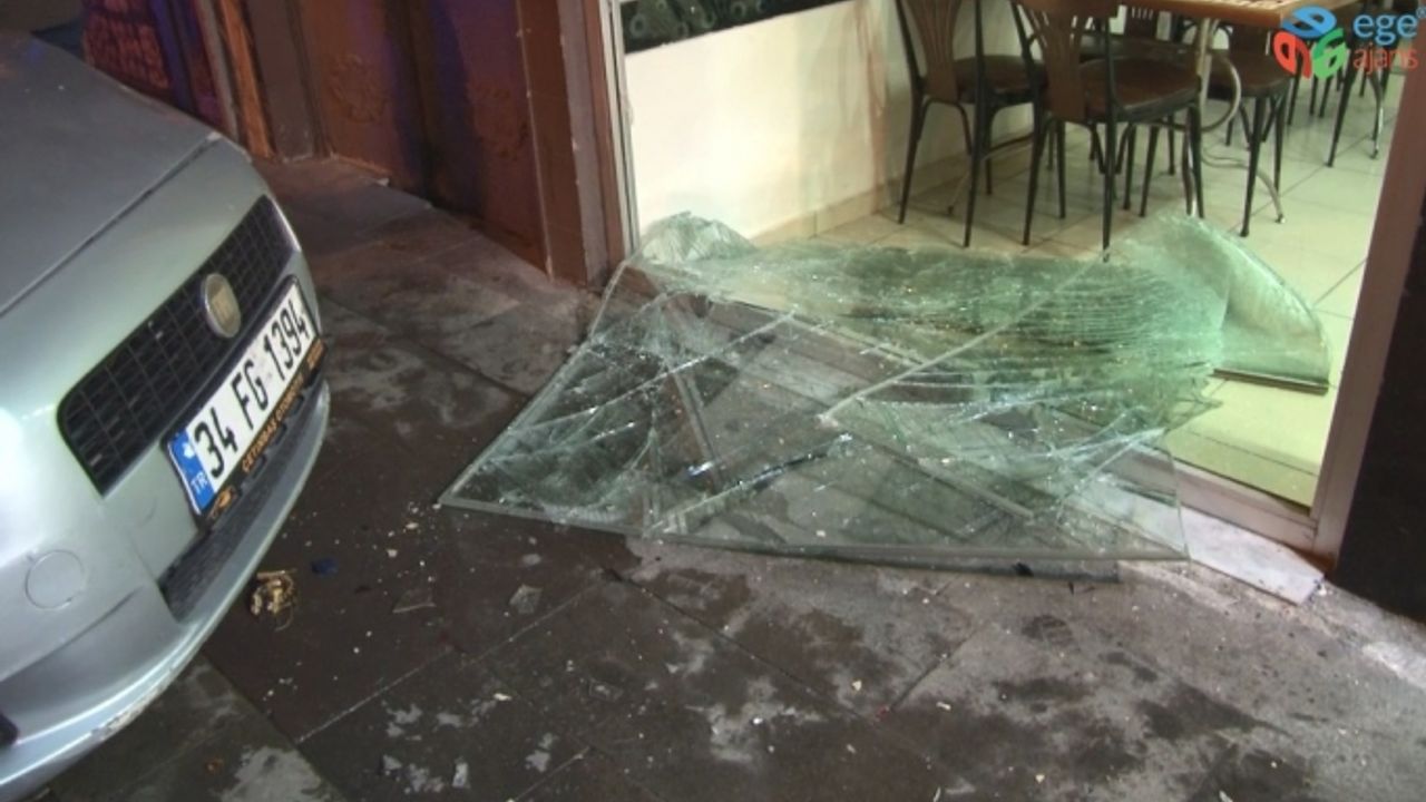 Kontrolden çıkan otomobil önce aydınlatma direğine ardından park halindeki araca çarptı: 1 yaralı