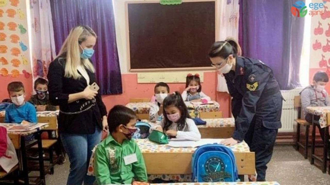 Öğrencilere “Jandarma Çocuk Dergisi” ve boya kalemi dağıtıldı