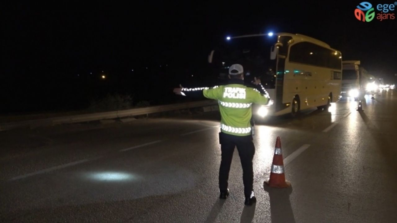 Okul öncesi binlerce kişi yollara akın etti: Kilit kavşakta trafik yoğunluğu