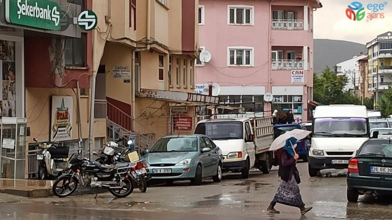 Yağmura hazırlıksız yakalanan vatandaşlar zor anlar yaşadı