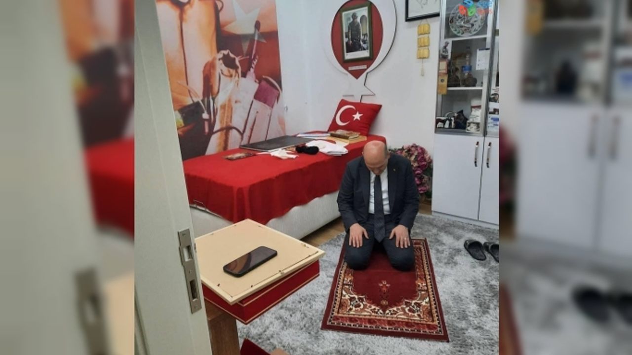 Bakan Soylu, ’Tabuta Sığmayan Şehid’in seccadesinde namaz kıldı
