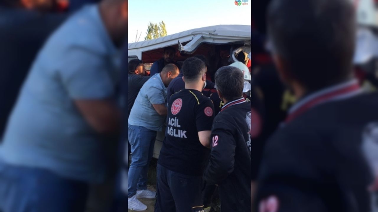 İşçi servisi ile kamyonet çarpıştı, araçta sıkışan bir işçi uzun uğraşlar sonucu kurtarıldı
