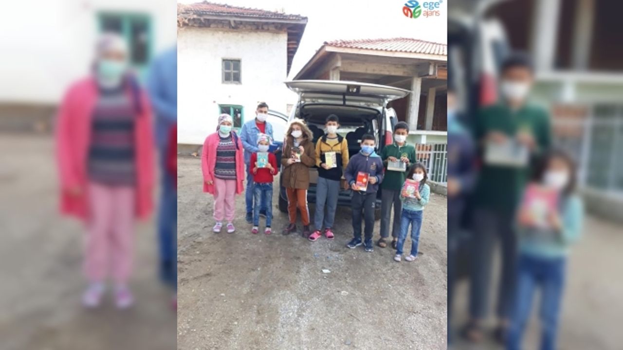 Selendi’de gezici kütüphaneyle kitaplar öğrencilerin ayağına gidiyor