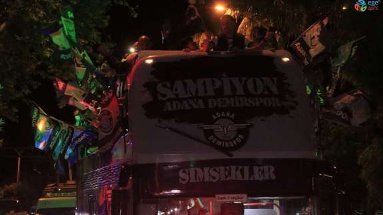 Adana Demirspor, üstü açık otobüsle kentte şampiyonluk turu attı