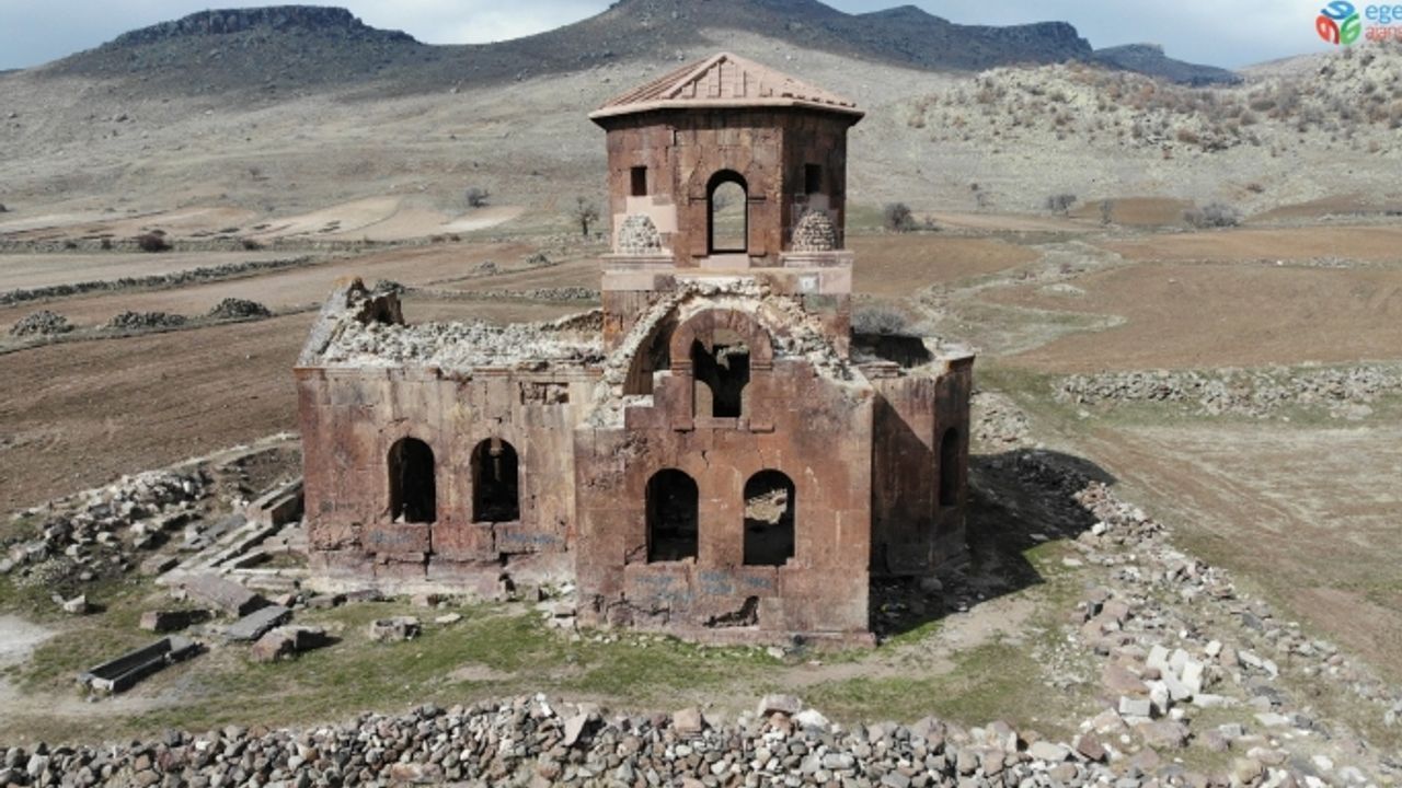 Bin 500 yıllık Kızıl Kilise ziyaretçilerini ağırlamaya devam ediyor