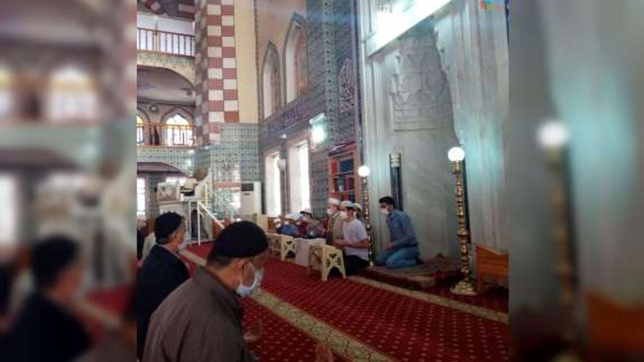 Genç hafızlar Filistin için dua etti