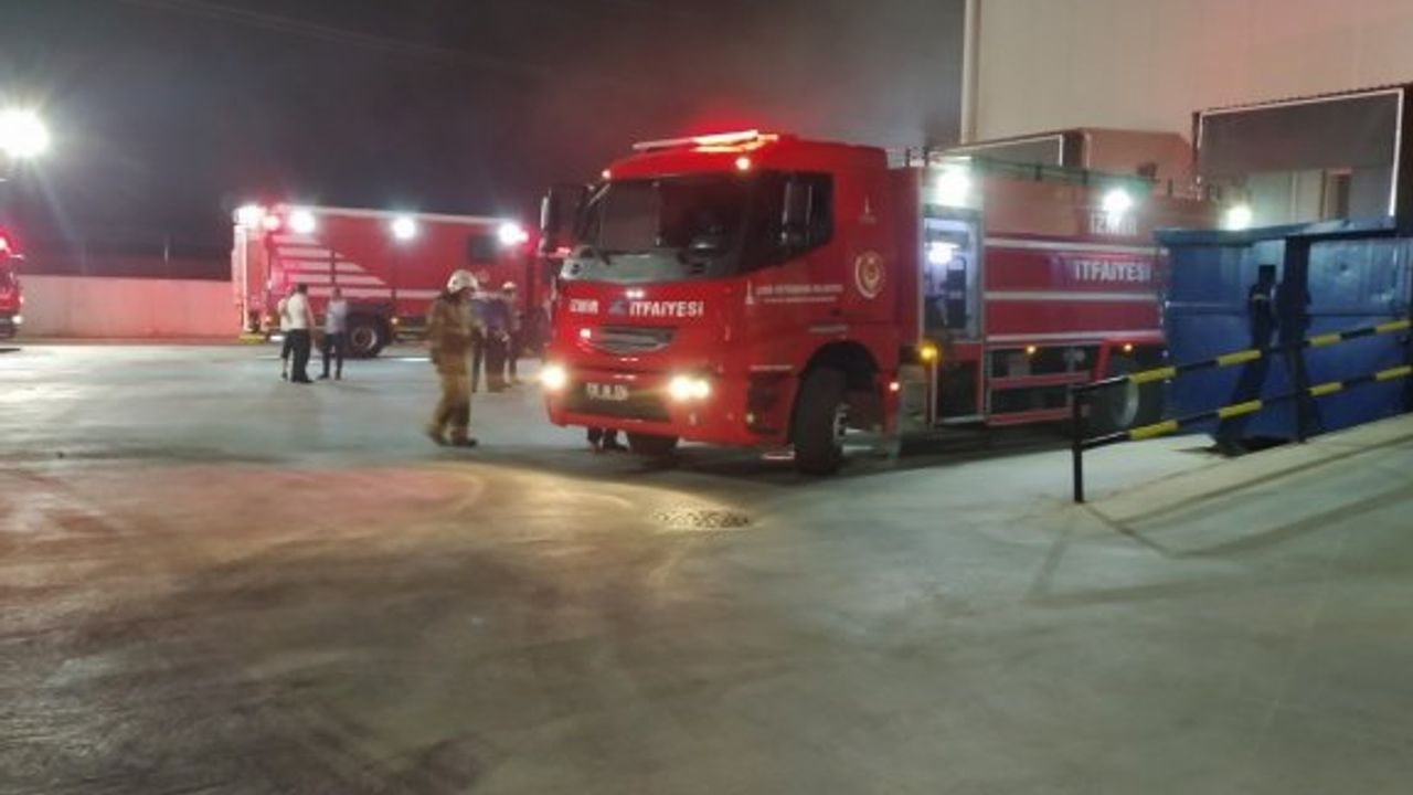 İzmir’de marketler zincirinin deposunda yangın paniği