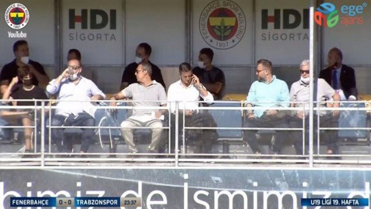 Ali Koç, Sırp menajer ile birlikte maçı takip ediyor