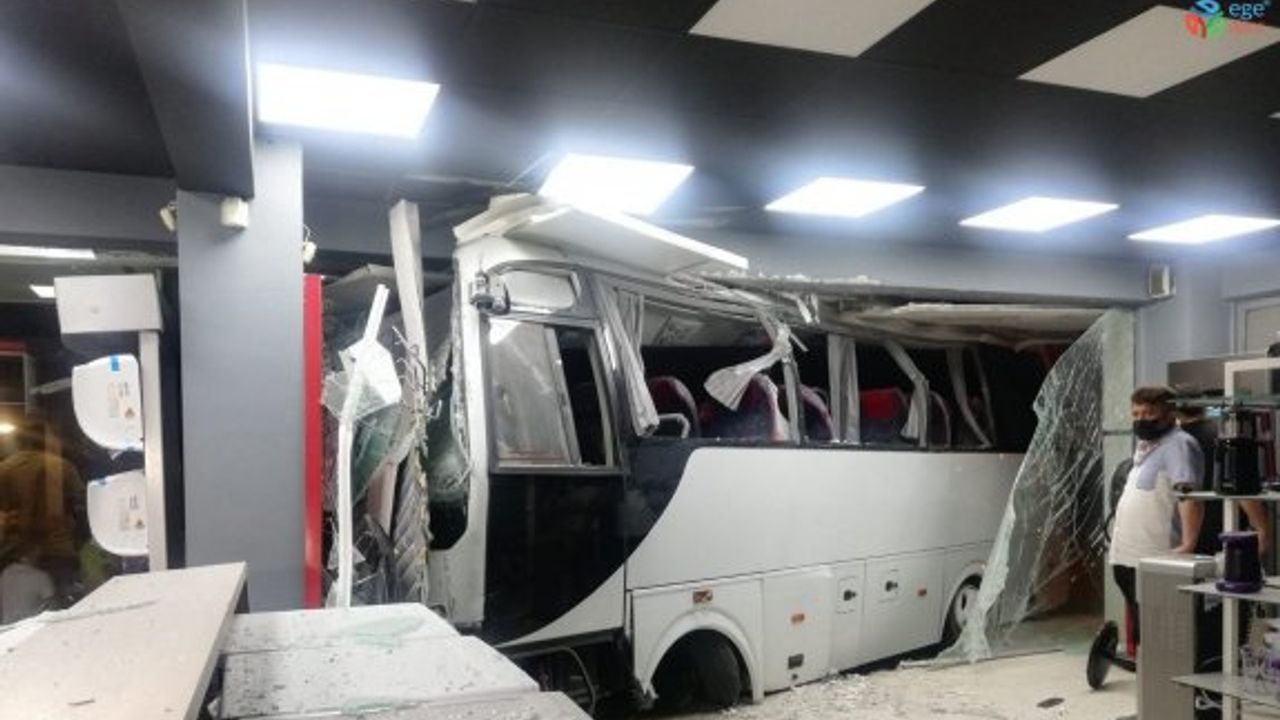 İzmir’de işçi servisi mobilya mağazasına daldı: 12 yaralı