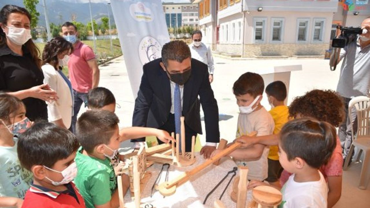 Okul öncesi öğrencileri el yapımı ahşap oyuncaklar ile sevindi