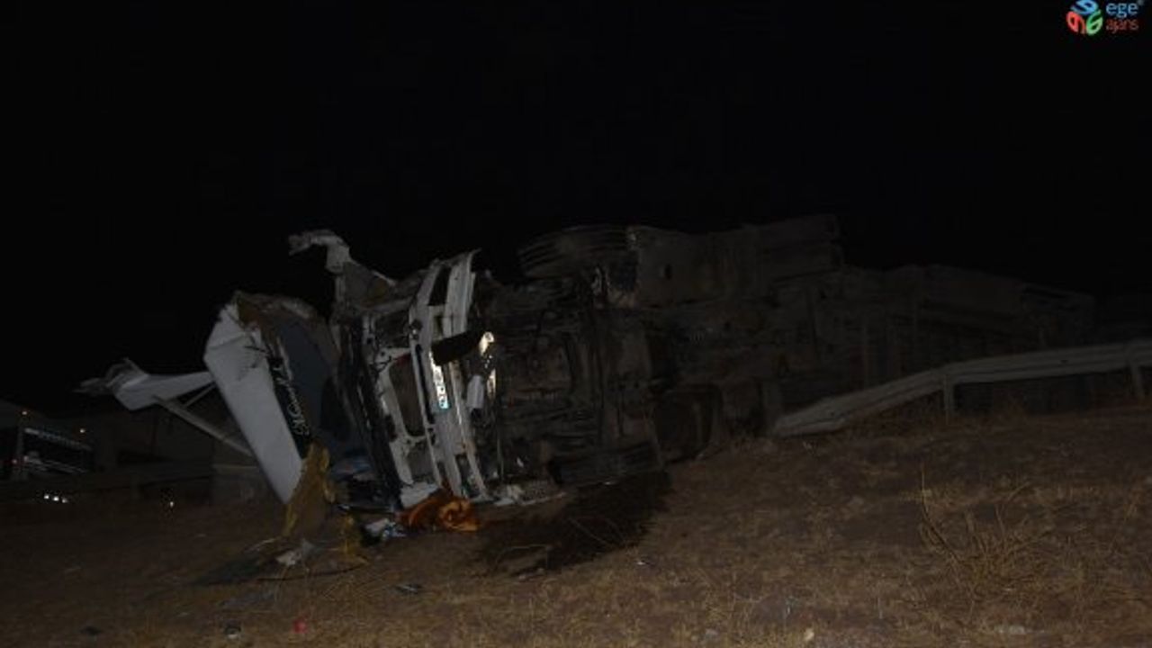 Siverek’te buğday yüklü kamyon ile tır çarpıştı: 1’i ağır 3 yaralı