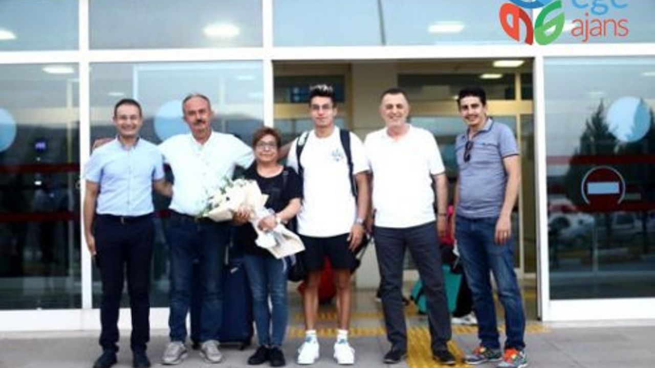Denizlili milli yüzücü Baturalp, havaalanında çiçeklerle karşılandı